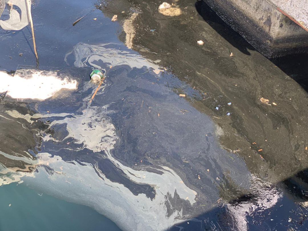 Imagen de la mancha en el puerto de La Savina