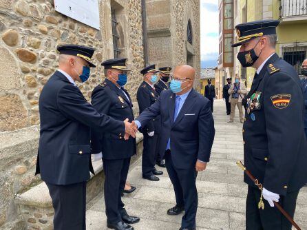 El subdelegado saluda a los mandos de la policía nacional en POnferrada