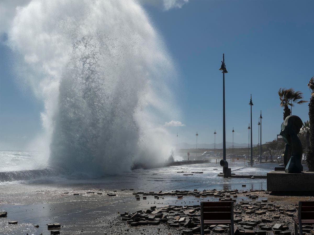 Olas de más de cuatro metros y lluvias intensas: 'Therese' no da tregua y golpea con fuerza en Canarias