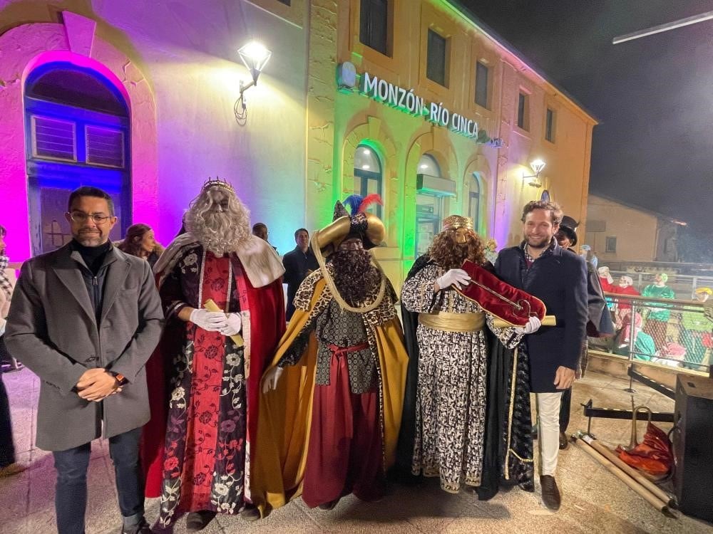 Sus Majestades los Reyes Magos a su llegada a Monzón