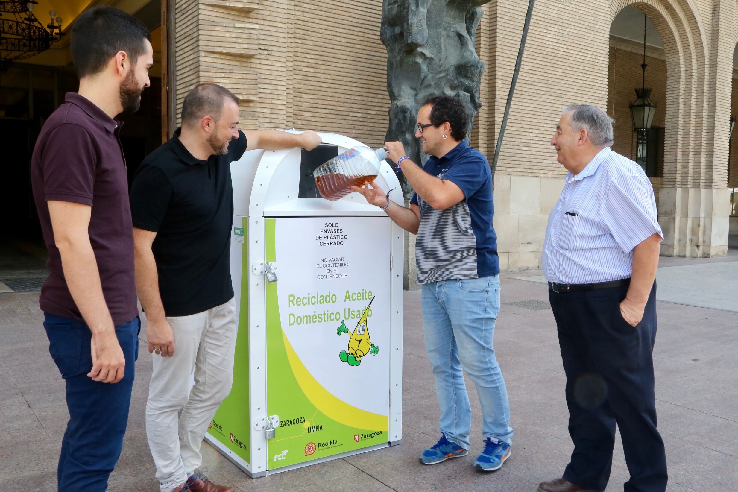 Contenedor de aceite reciclado en la ciudad de Zaragoza