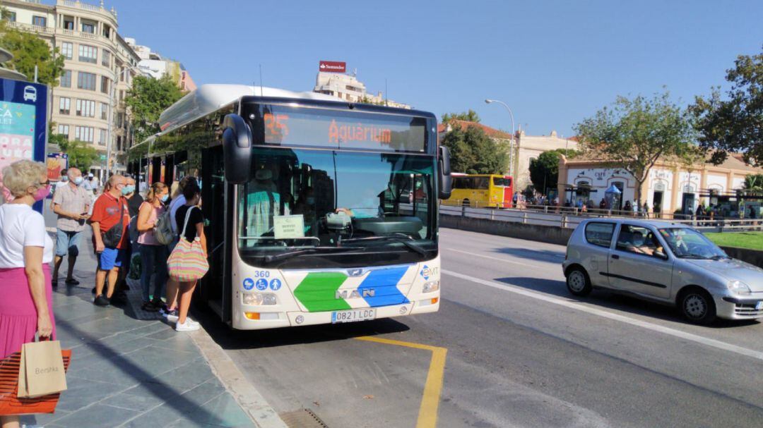 Un autobús de la EMT recoge pasajeros en plaza España