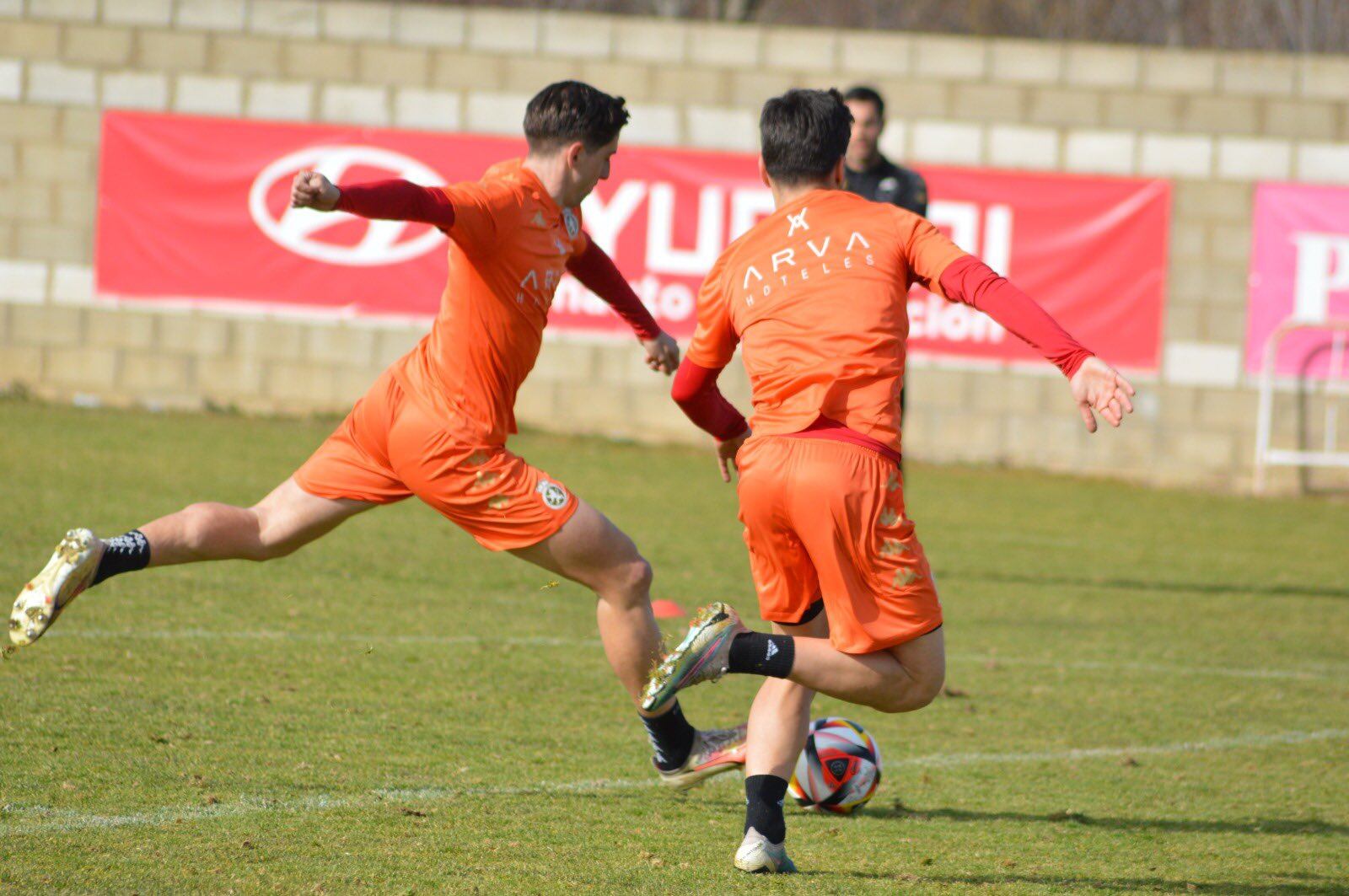 Jaume Pol lanza a portería durante un entrenamiento.