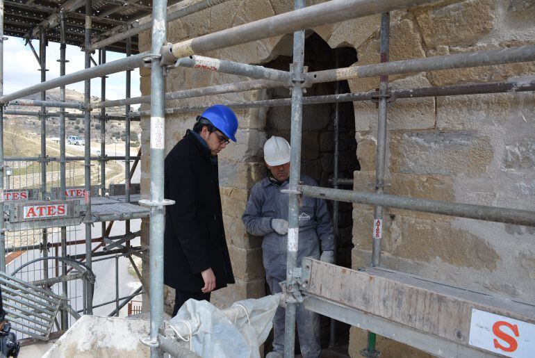 El alcalde, Rhamsés Ripollés, junto a uno de los trabajadores de la Torre