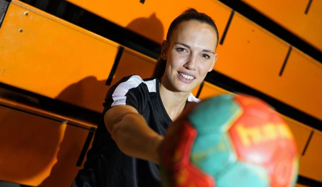Mireia Rodríguez posa con un balón