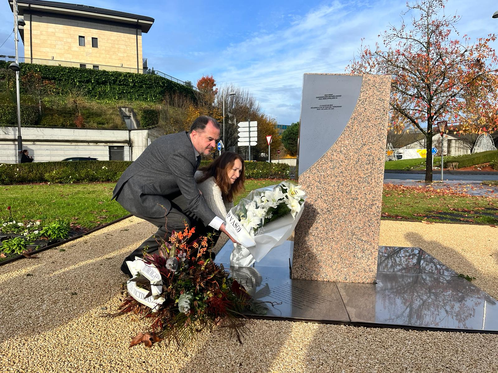 Carlos Iturgaiz y Muriel Larrea en la ofrenda floral | Fuente: Radio Irun (Aitor Silva)