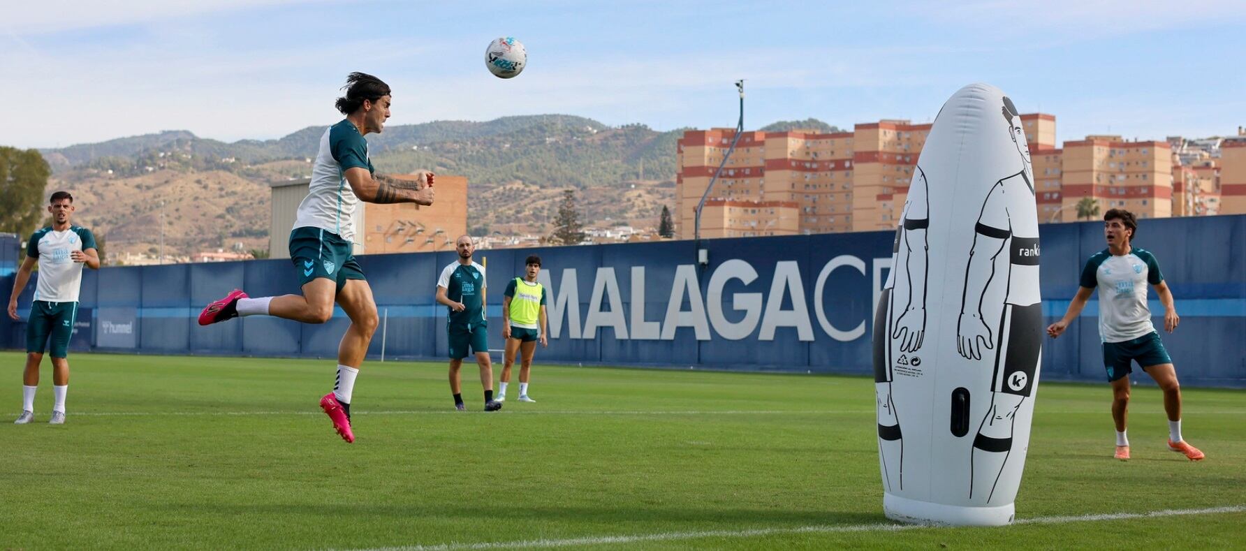 Jáuregui remata de cabeza en el entrenamiento del lunes