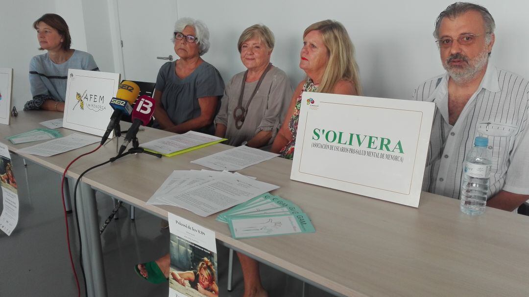 La comunicación para evitar el aislamiento de las personas con graves problemas emocionales es clave para prevenir los suicidios.