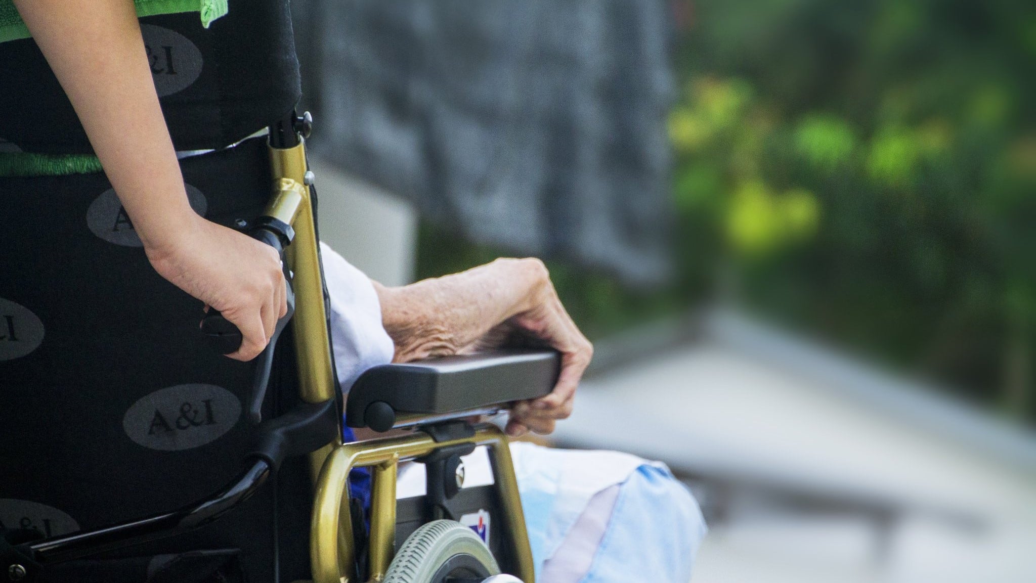 Imagen de una mujer en silla de ruedas