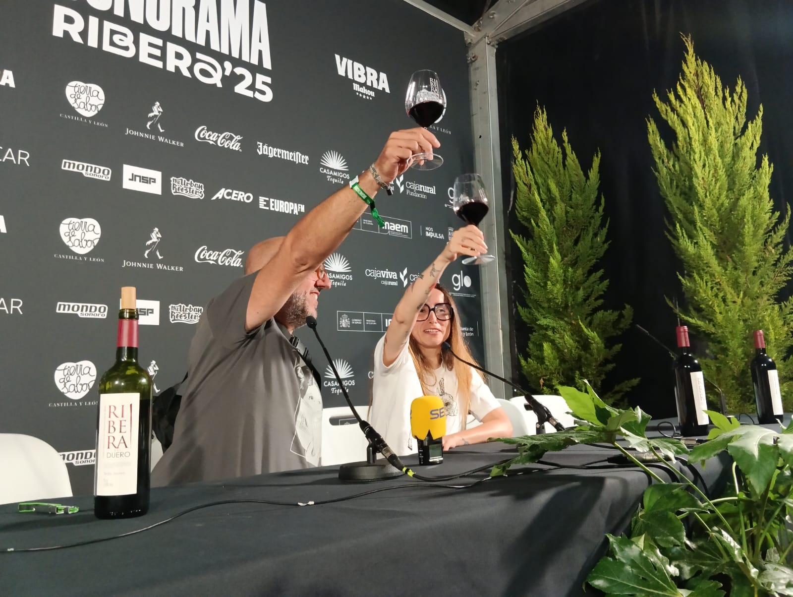 Javier Ajenjo y Zahara brindan con Ribera del Duero por el buen desarrollo del festival
