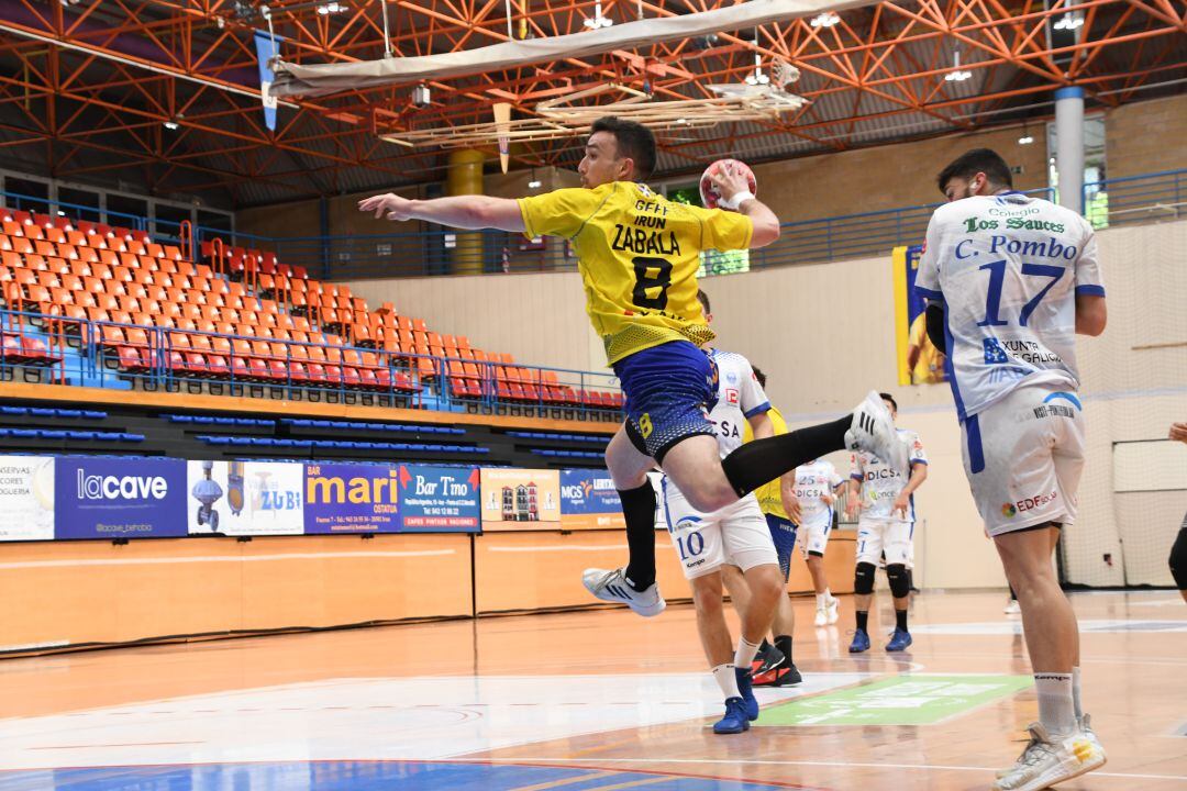 Mikel Zabala lanza desde el extremo en el partido contra Cisne