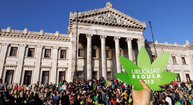 Manifestación frente al Congreso uruguayo en Montevideo para reivindicar la legalización de la marihuana.