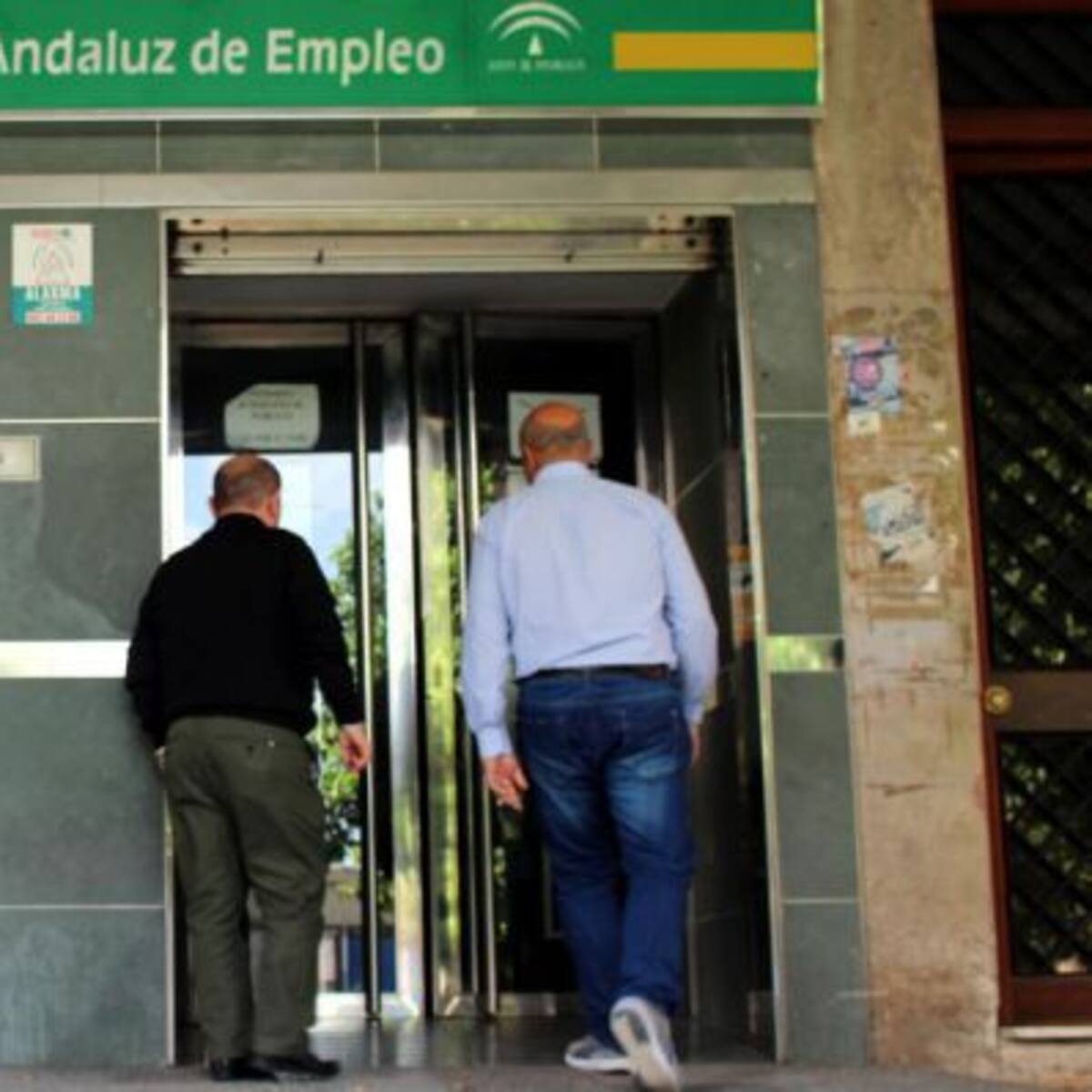 Baja el paro en el sector servicios, sube en industria y construcción