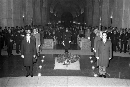 Francisco Franco, acompañado por el vicepresidente del Gobierno, Luis Carrero Blanco (c), flanqueado por otros ministros del gobierno franquista en el Valle de los Caidos en 1969.