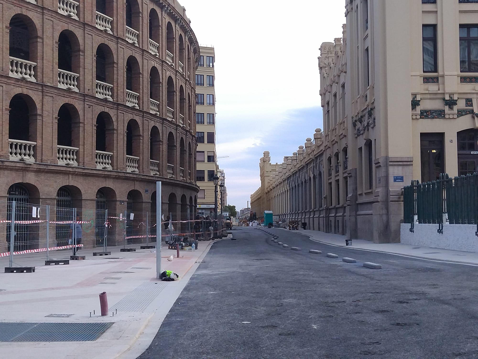 Aspecto de la calle Alicante de València cuando quedan pocos días para su reapertura tras la reurbanización