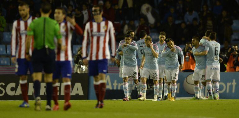 Los jugadores del Celta celebran uno de sus goles ante el Atlético en Balaídos.