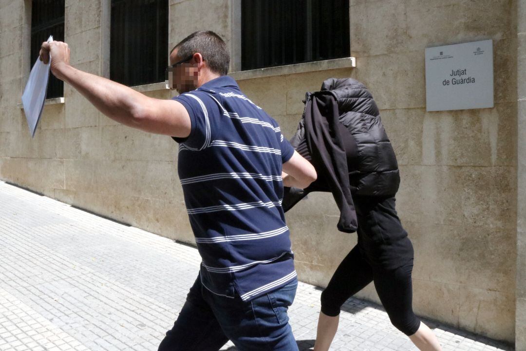 Imagen de archivo de la acusada en 2017, tras declarar en el juzgado de guardia de Tarragona