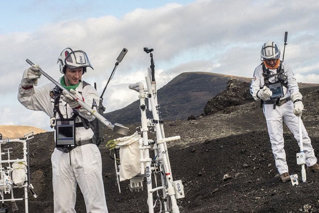 Astronautas de la Agencia Espacial Europea (ESA) realizando ejercicios en Lanzarote. 