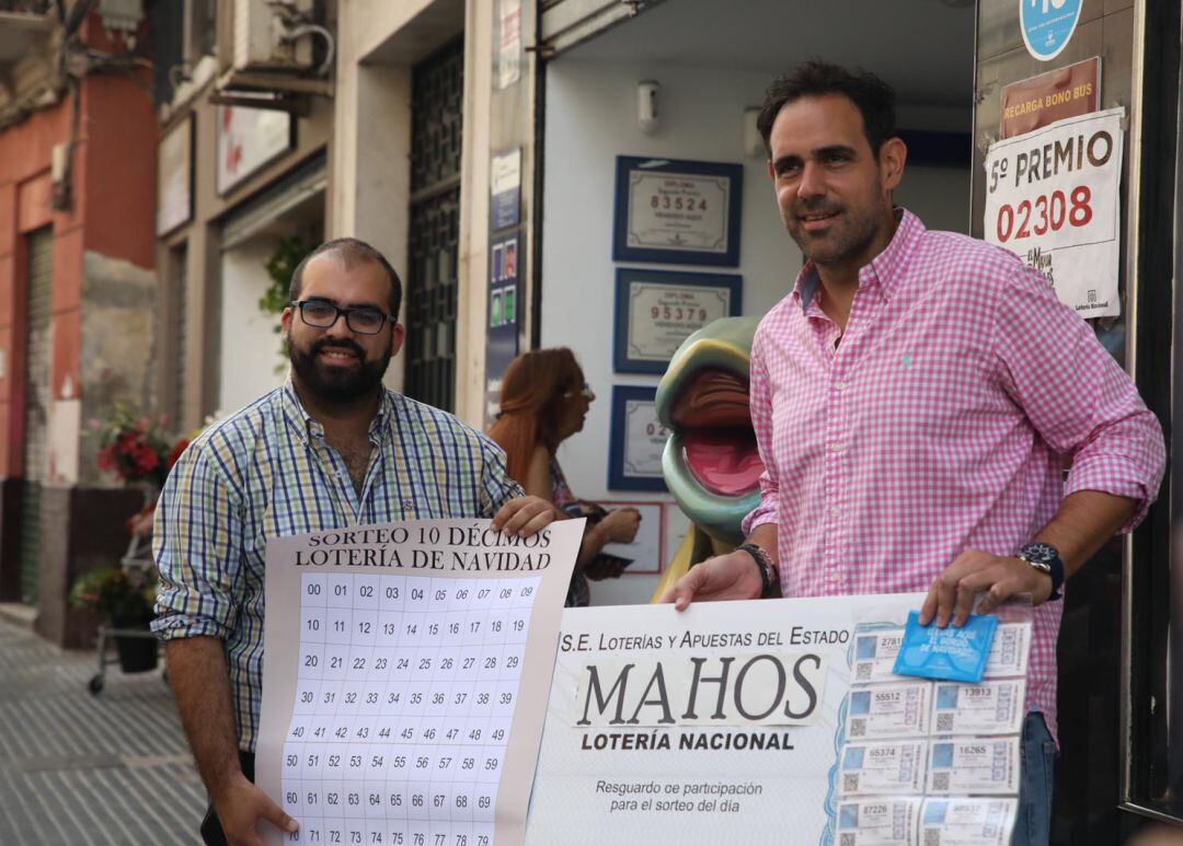 El presidente de la Asociación de Hosteleros de Málaga, Javier Frutos, junto a Francisco Segovia, propietario del establecimiento El Boquerón de Oro