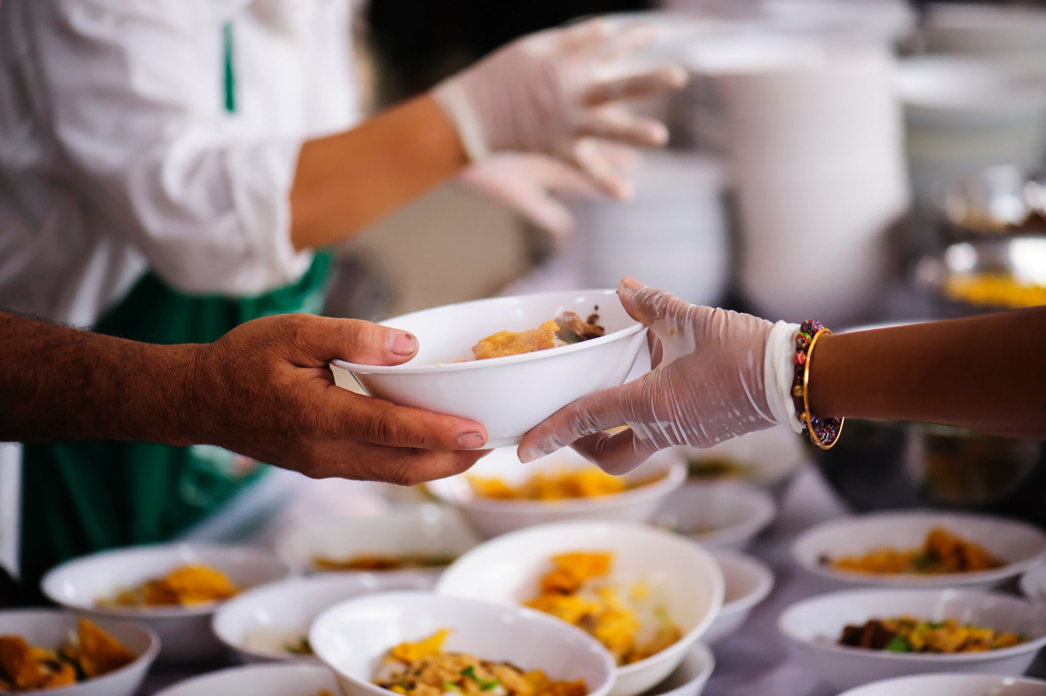 Coca-Cola repartirá más de 24.000 comidas a familias vulnerables