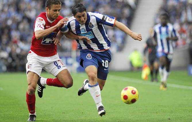 El centrocampista uruguayo del FC Oporto, &#039;Cebolla&#039; Rodríguez, lucha por el balón con Nuno Frechaut del Braga durante un partido de la Liga portuguesa de fútbol disputado en el estadio Dragao en Oporto, Portugal, el 24 de mayo de 2009