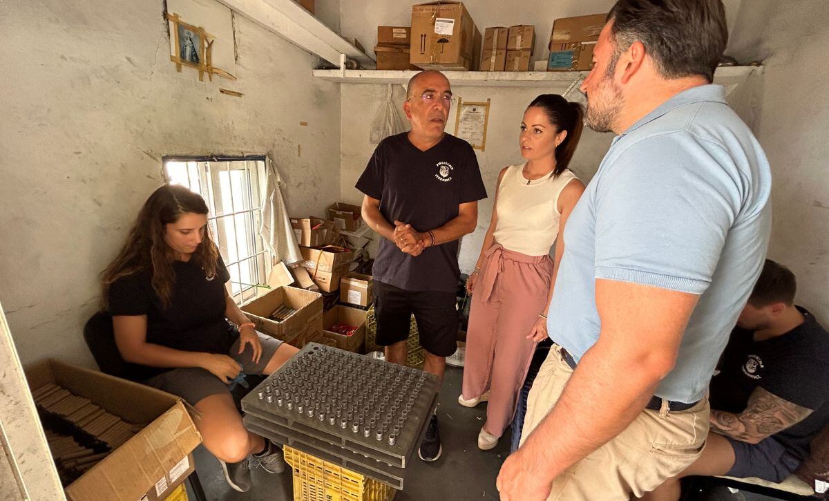 Manuel Ferrándiz, (segundo por la izquierda) socio de Pirotecnia Ferrández de Redován (Alicante), fallecido este jueves en una explosión en su empresa