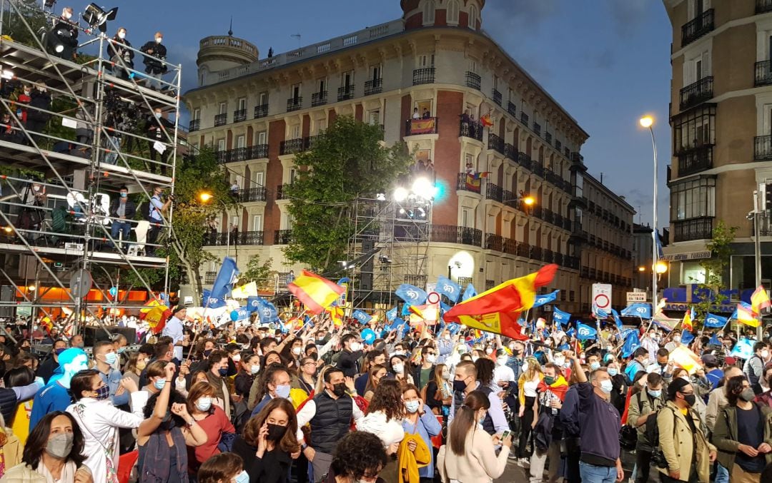 La celebración en la calle Génova a la altura de la sede del PP