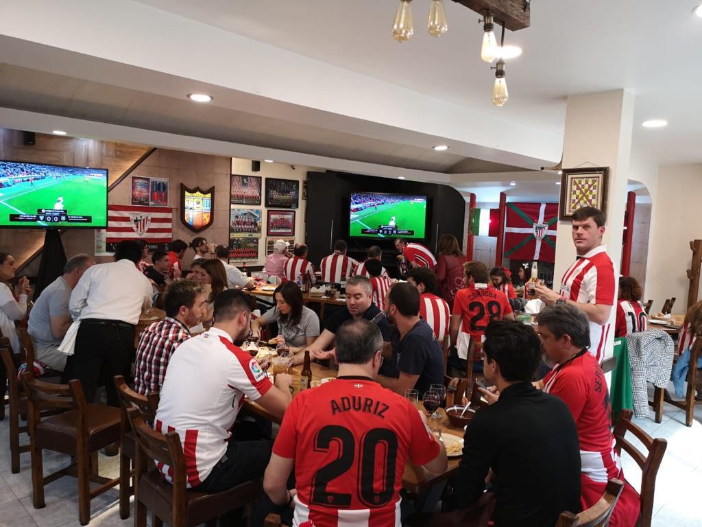 La &#039;Peña México Athletic Club&#039; viviendo un partido del equipo roijblanco en la Euskal Etxea de Ciudad México