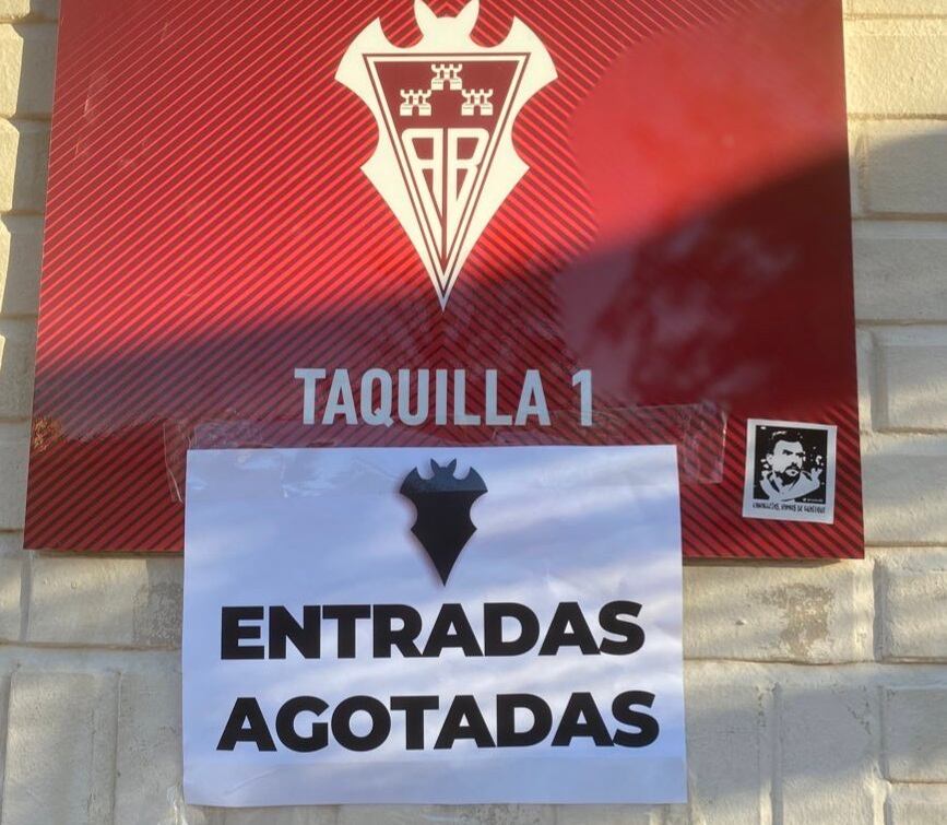 Cartel de &#039;entradas agotadas&#039; en las taquillas del Carlos Belmonte