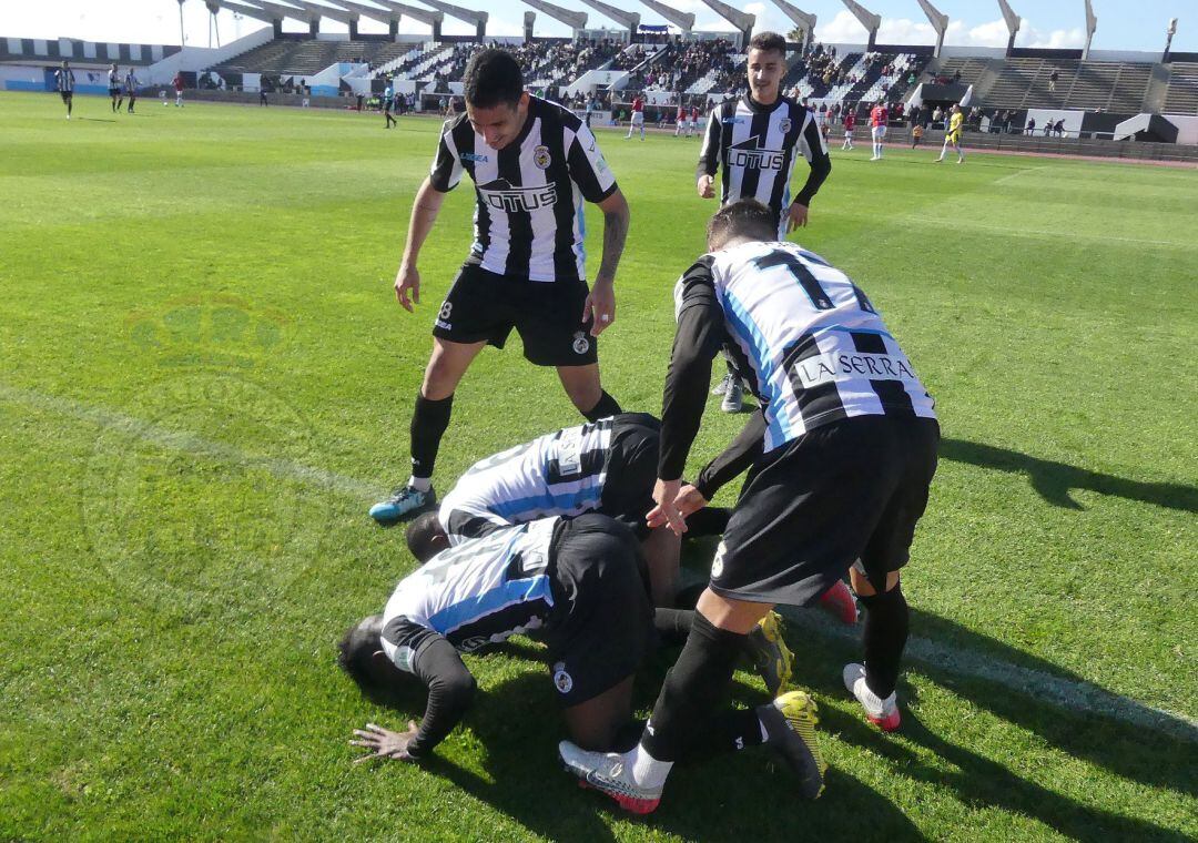 La plantilla festeja un gol.