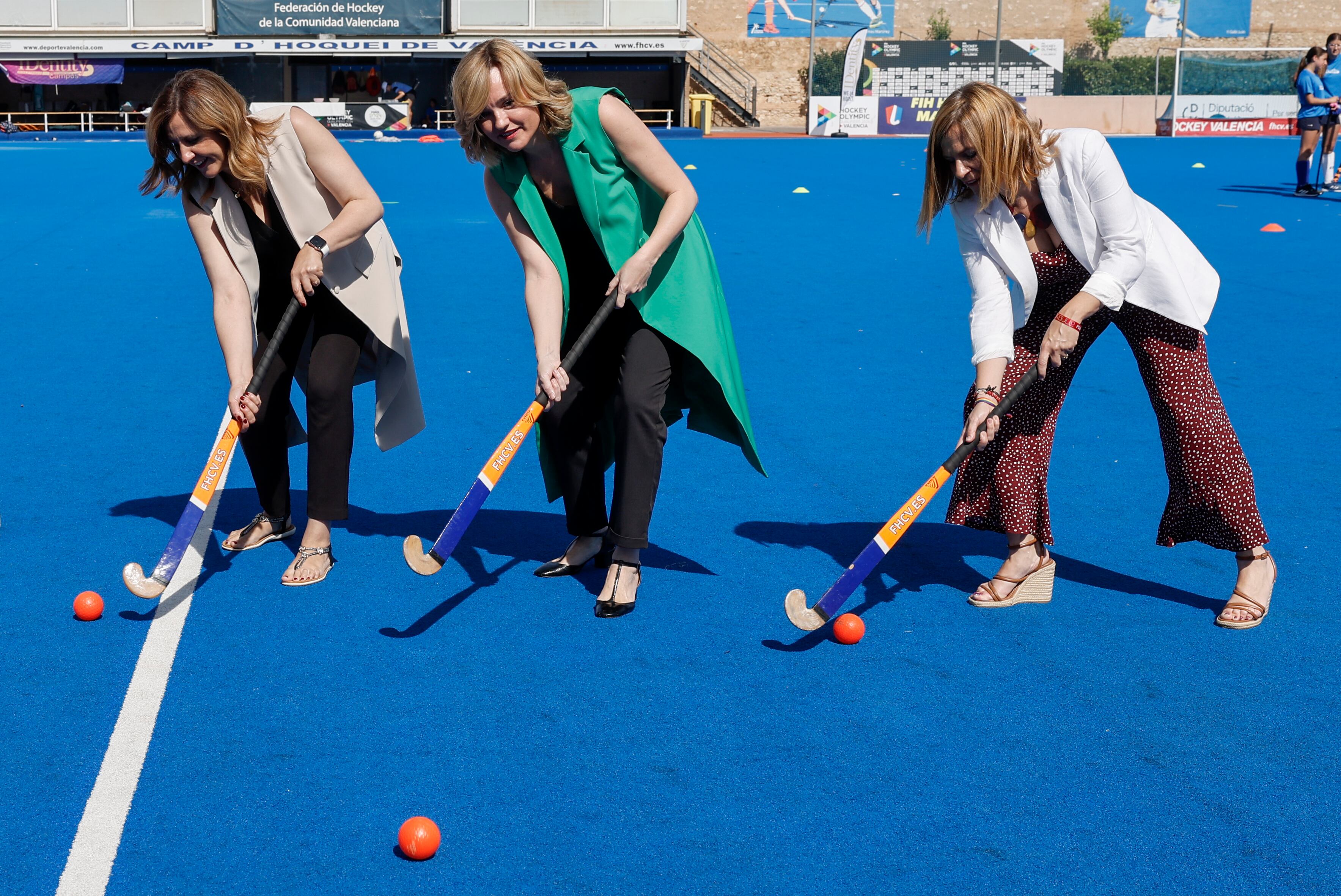 La ministra de Educación, Formación Profesional y Deportes, Pilar Alegría, la alcaldesa de Valencia, María José Catalá (i), y la delegada del Gorbierno, Pilar Bernabé, durante su visita al Centro de Tecnificación de Hockey en el Polideportivo Virgen del Carmen Beteró de València. EFE/Kai Försterling