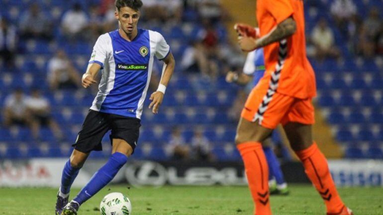 Salinas intenta superar a un rival en un partido en el Rico Pérez