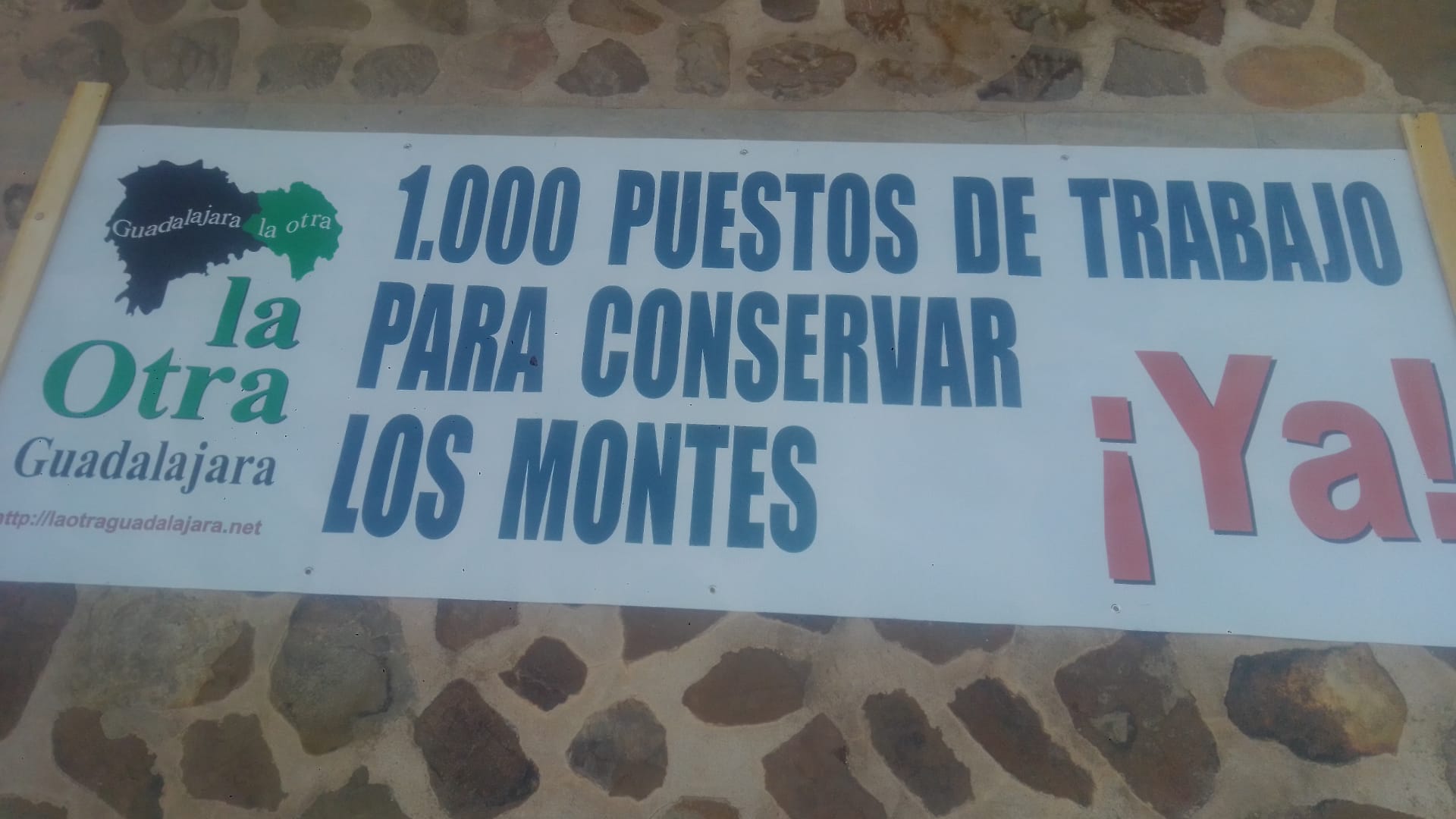 Pancarta de &#039;La Otra Guadalajara&#039; en la que piden 1.000 puestos de trabajo para conservar los montes