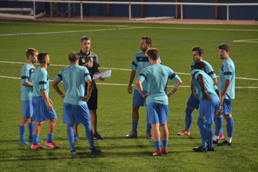Manuel Esteban con sus jugadores del CD Dénia