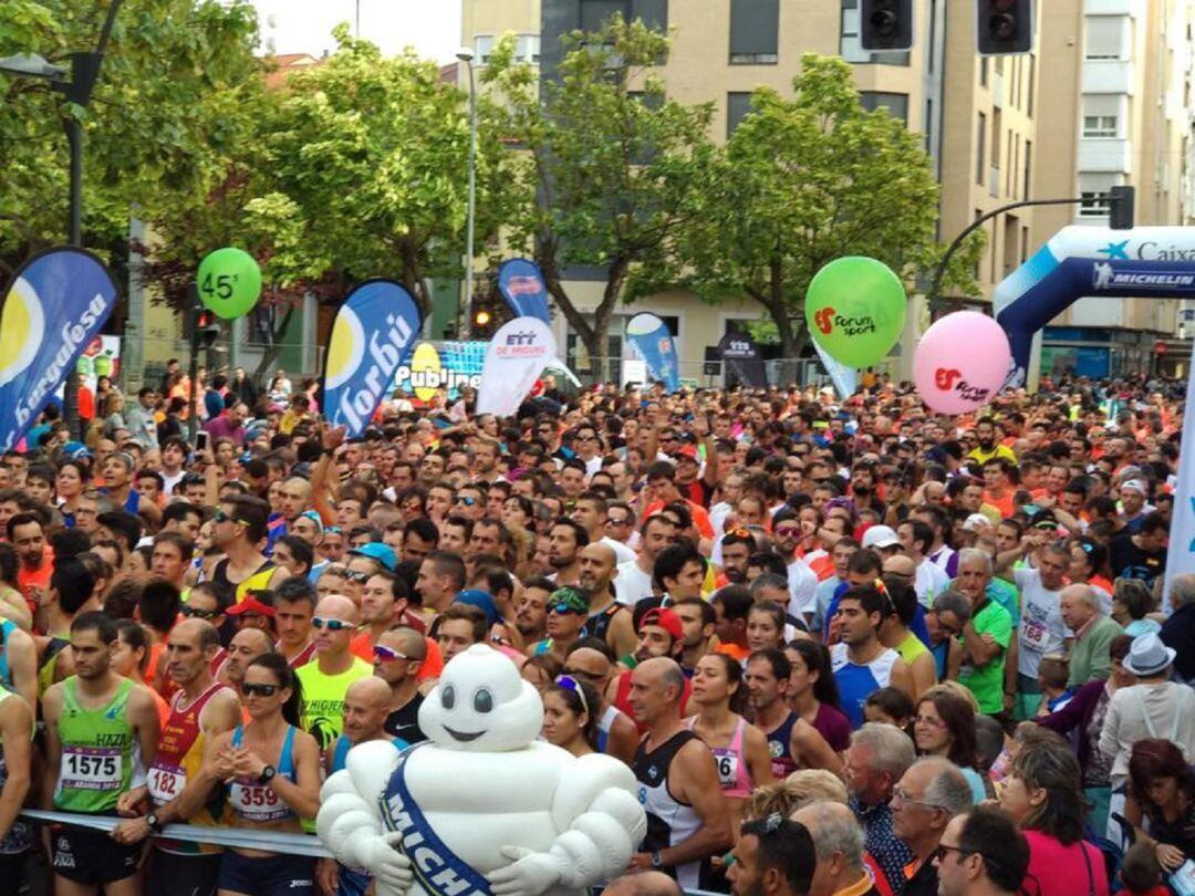 El grupo de participantes en una de las ediciones de la prueba ribereña.