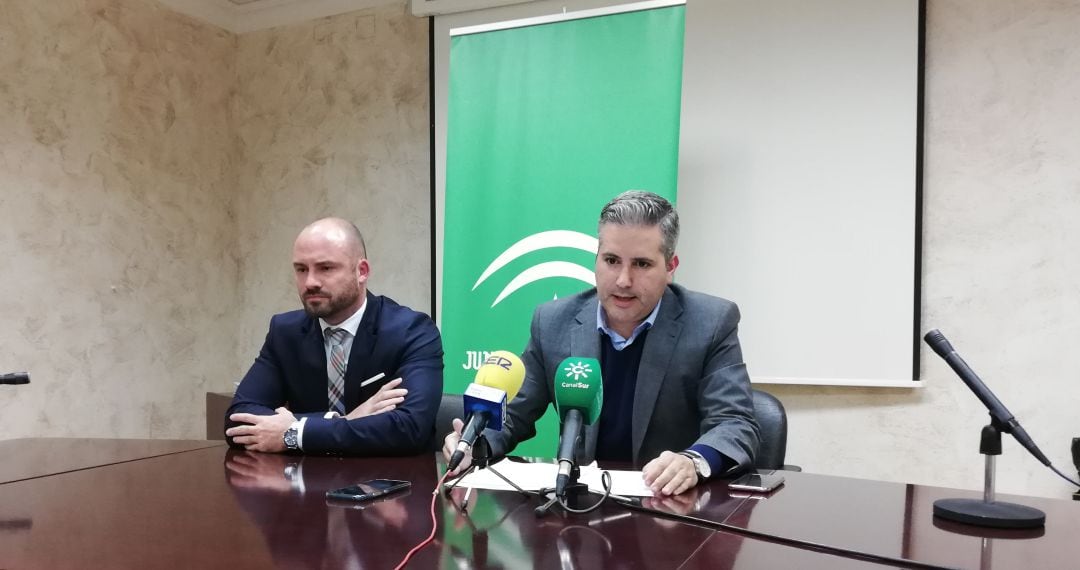 El director general de la Agencia Pública Andaluza de Educación, Manuel Cortés y el delegado provincial de Educación, Antonio Sutil.