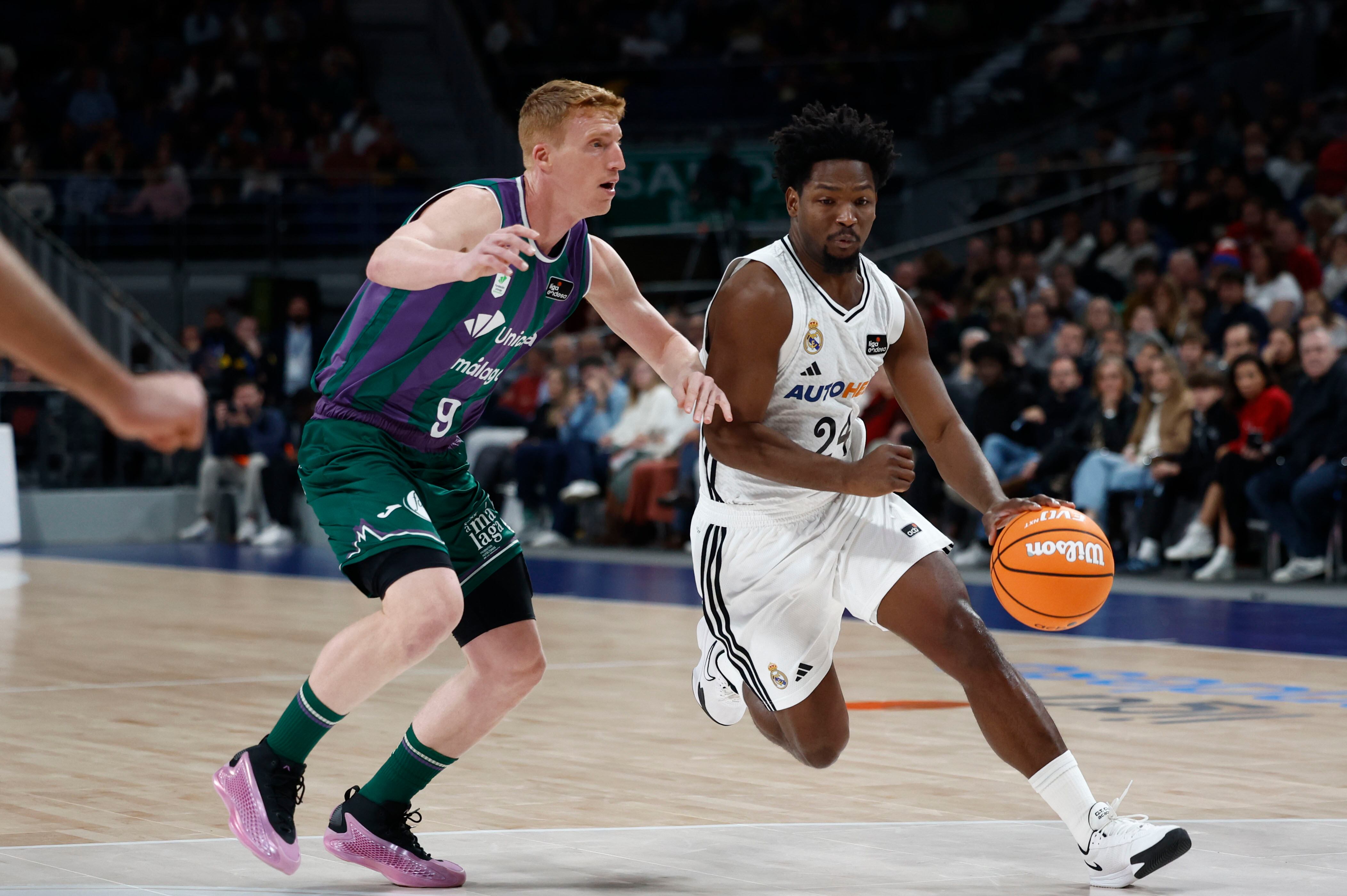 MADRID, 08/12/2024.- El base dominicano del Real Madrid Andres Feliz (d) en acción ante el base del Unicaja Alberto Díaz este domingo, durante un partido de baloncesto de la Liga Endesa, entre el Real Madrid y el Unicaja, en Madrid. EFE/ Daniel González