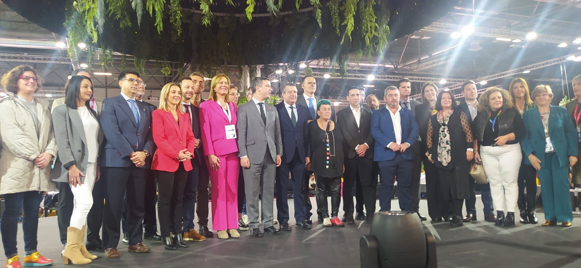 Javier Fernández en la presentación oficial de la provincia en Fitur junto a alcaldesas y alcaldes de la provincia