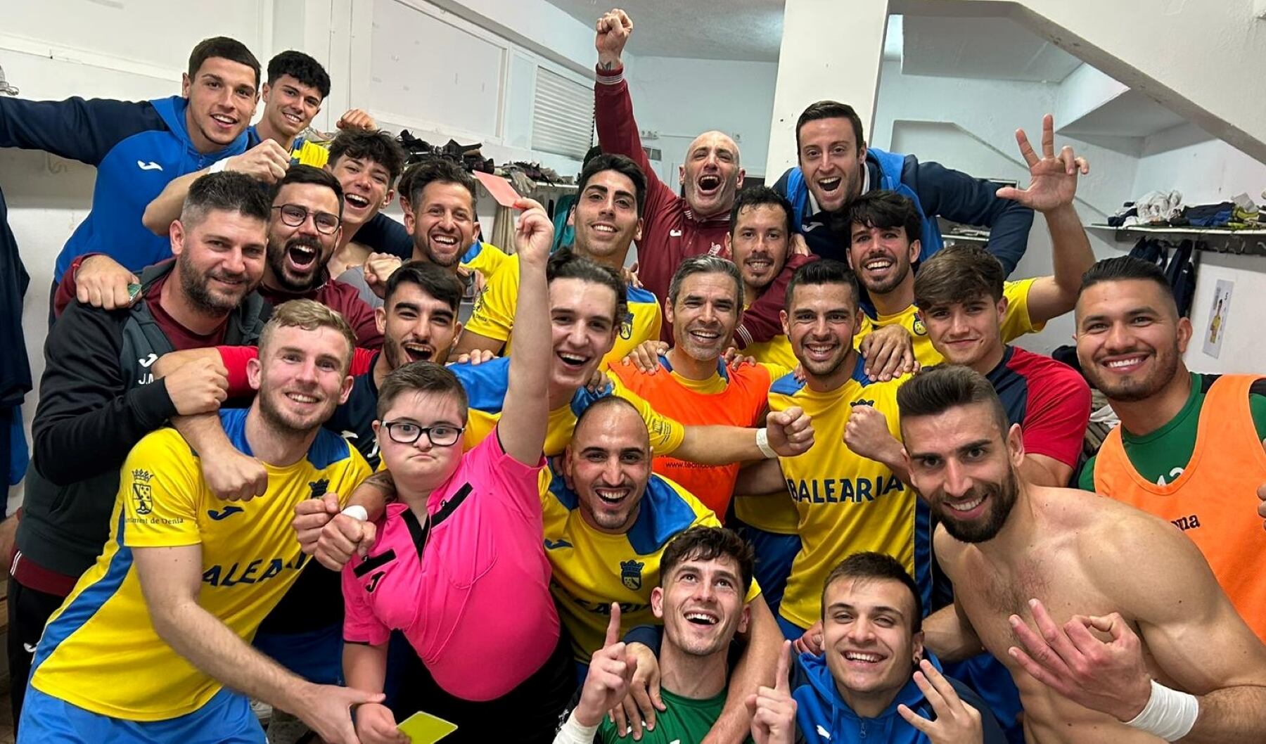 Plantilla del CD Dénia celebrando la victoria ante Promesas Sueca.