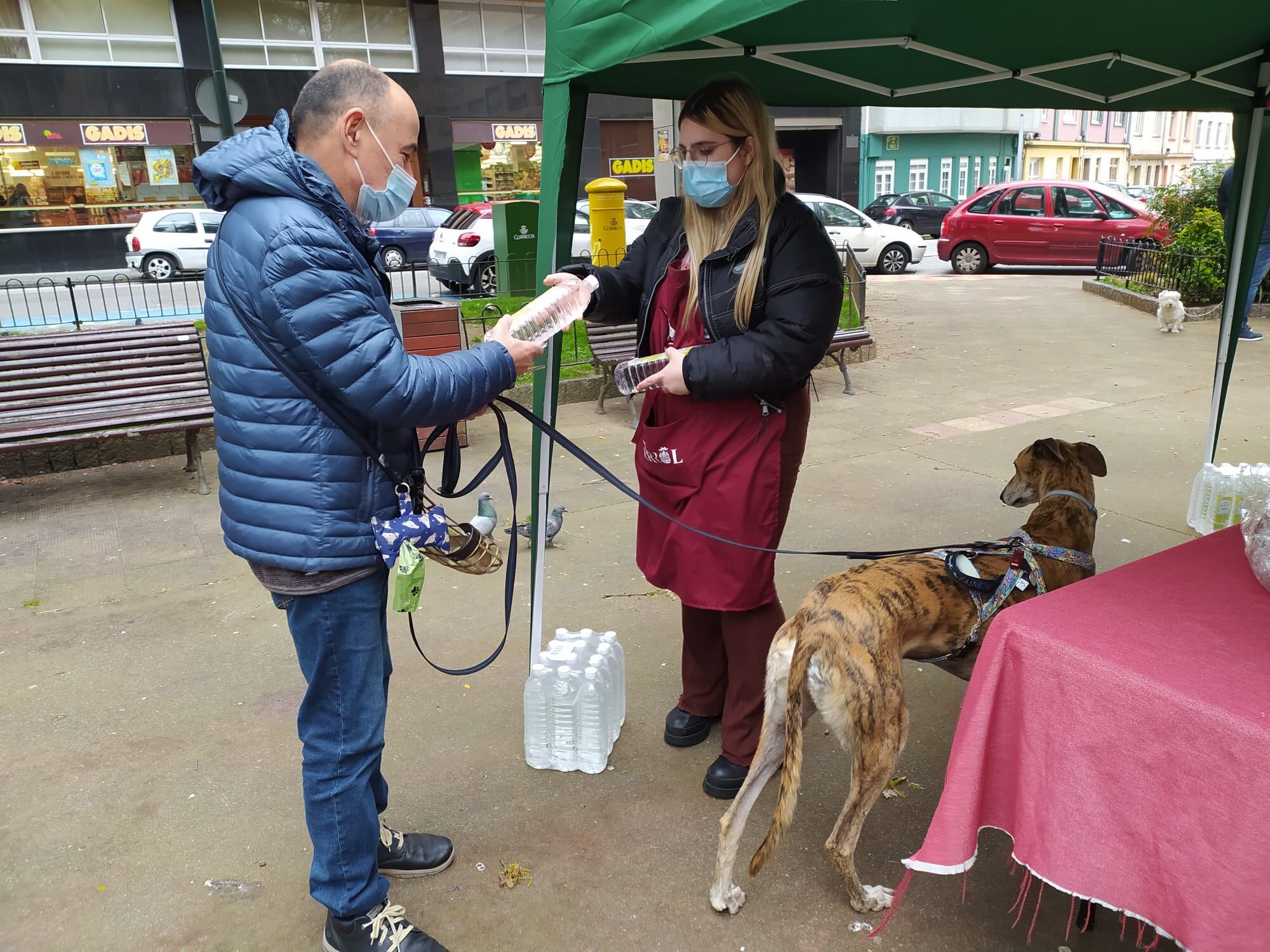 Puesto informativo de la campaña en la plaza de Ultramar