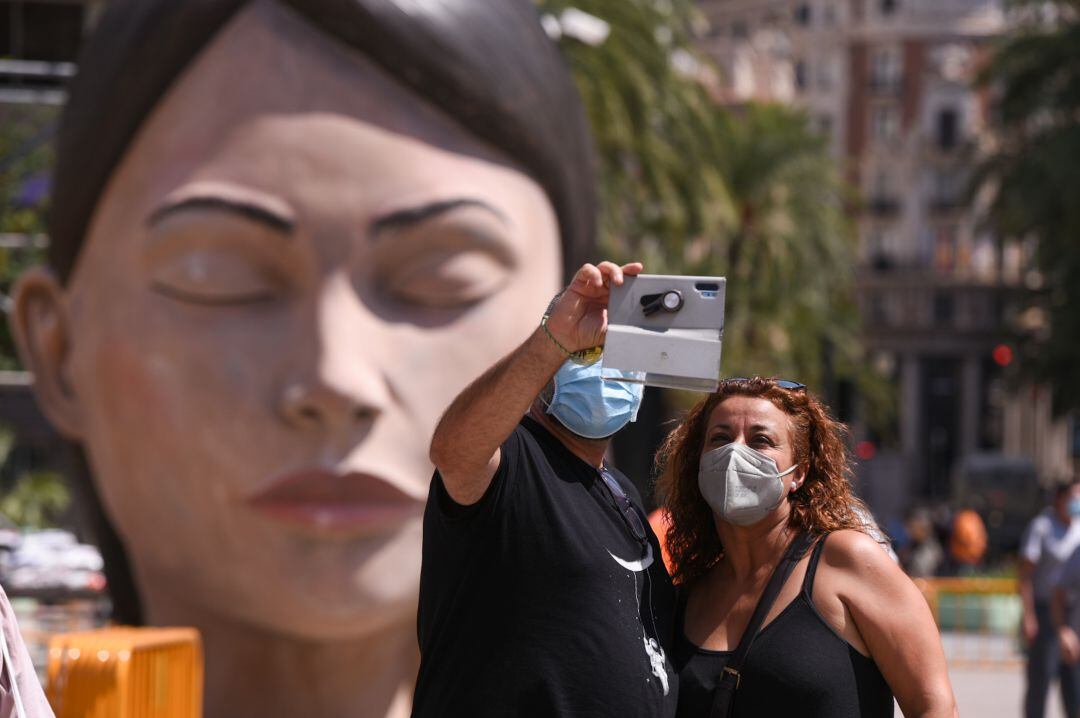 Dos ciudadanos en la Plaza del Ayuntamiento de València