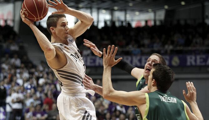 El jugador norteamericano del Real Madrid busca un pase