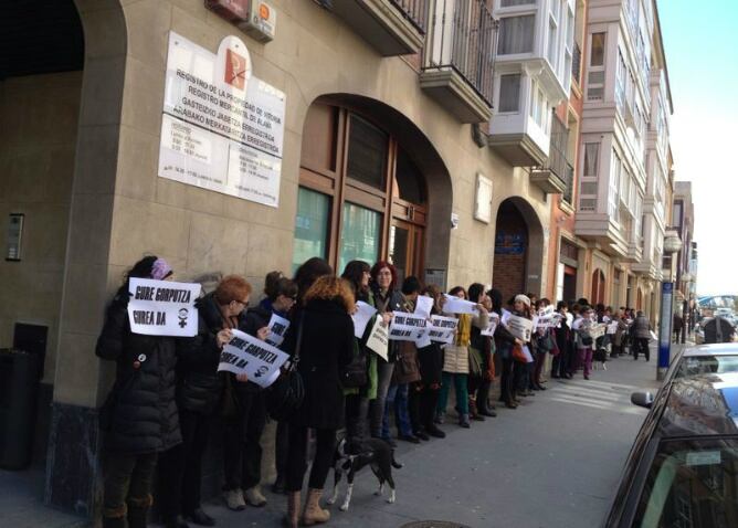 Decenas de mujeres registran su cuerpo en protesta por la ley del aborto