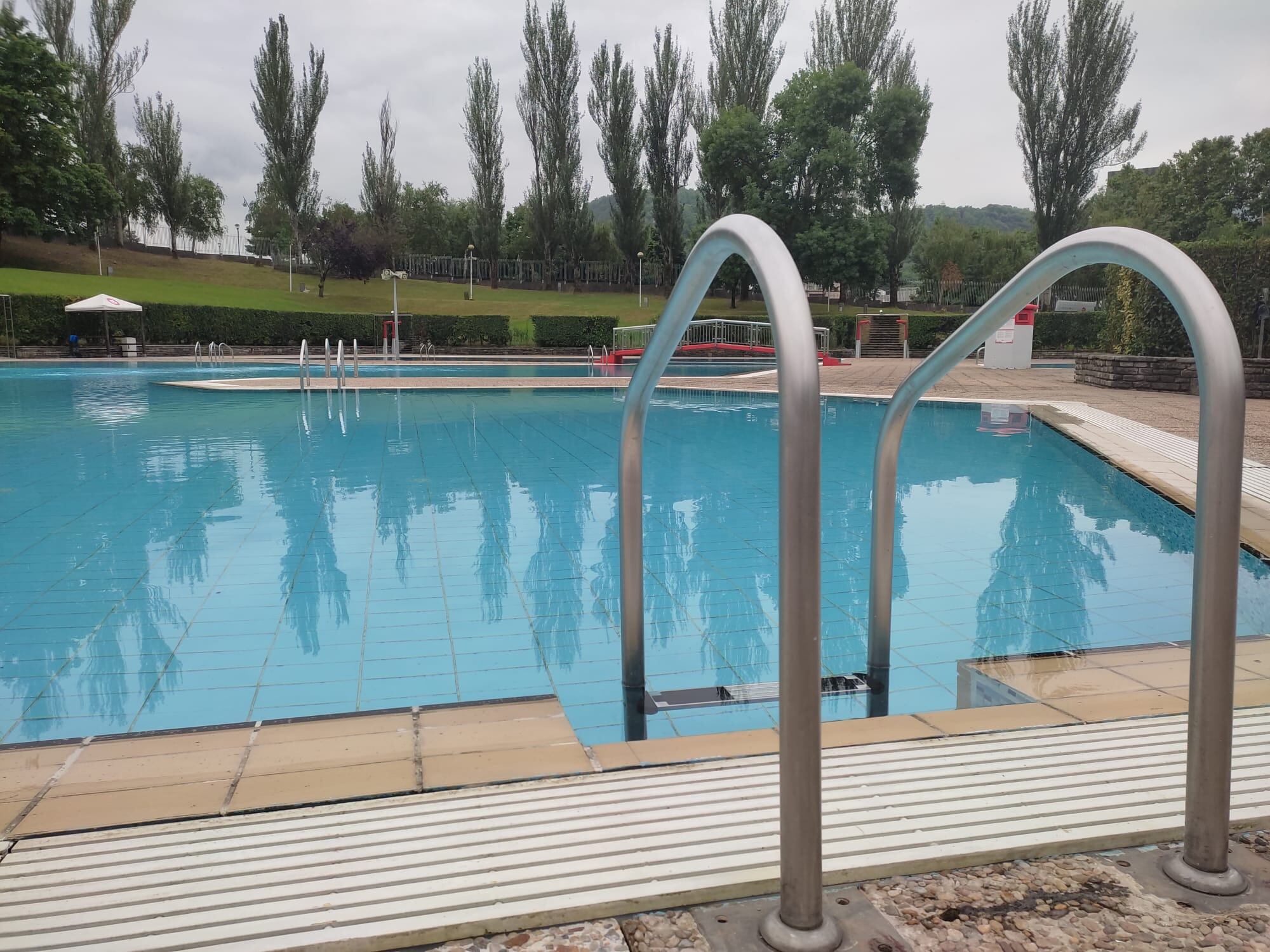 Piscina municipal del Polideportivo de Txurdinaga antes del comienzo de la temporada de verano