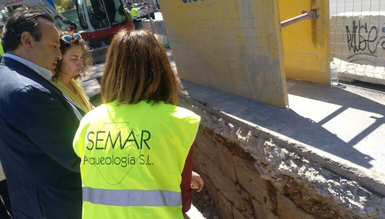 El concejal de Urbanismo, Vicent Sarrià, frente a los restos de la muralla