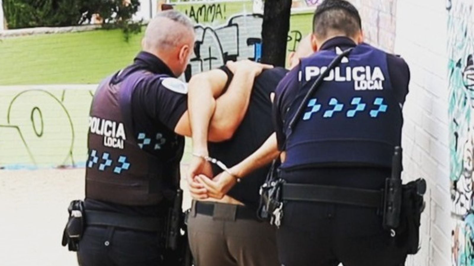 Un hombre de 36 años acaba detenido en el Polígono de Toledo tras amenazar a su vecina con un arma simulada