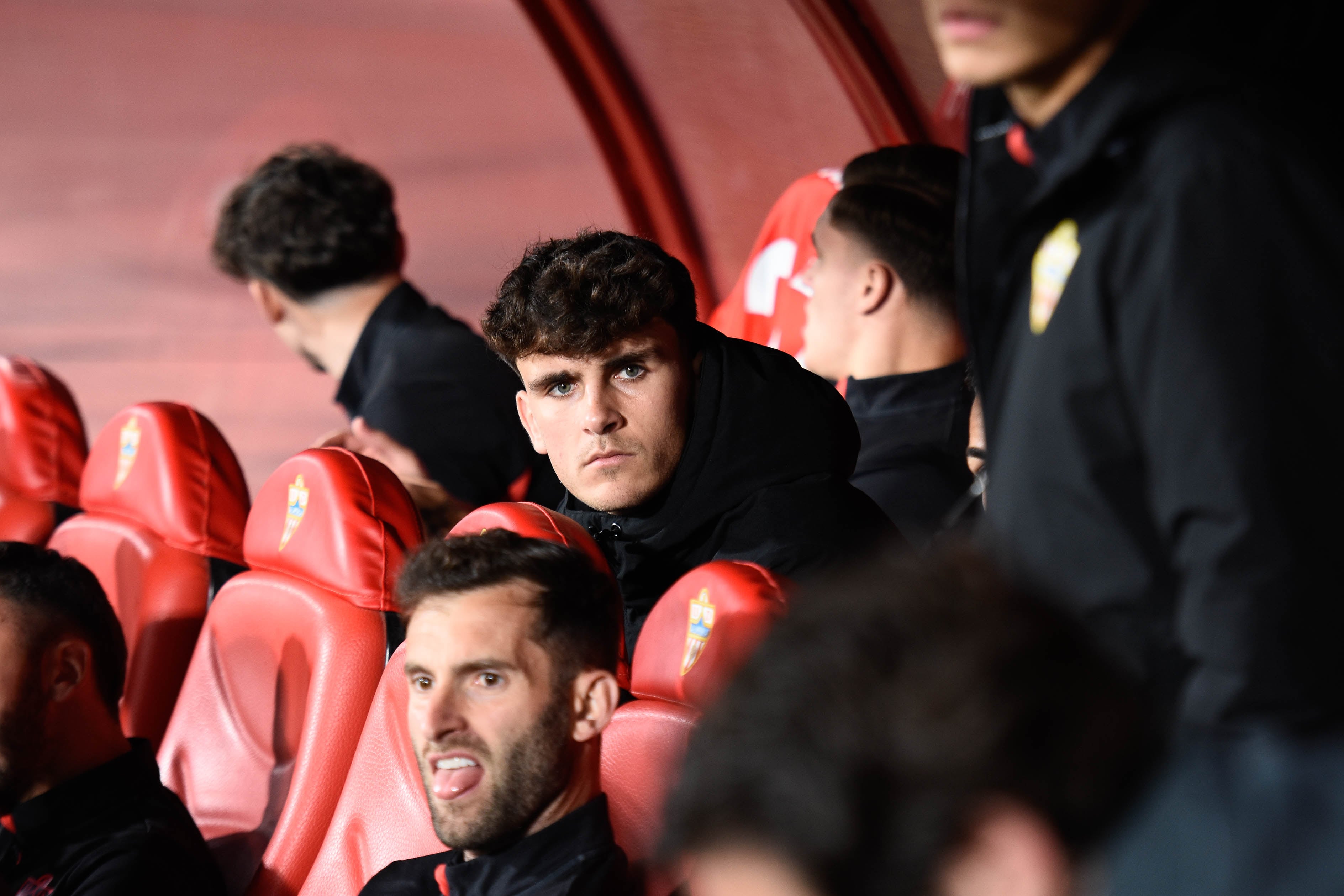 Selvi Clua se ha quedado perdido por el banquillo del Almería.