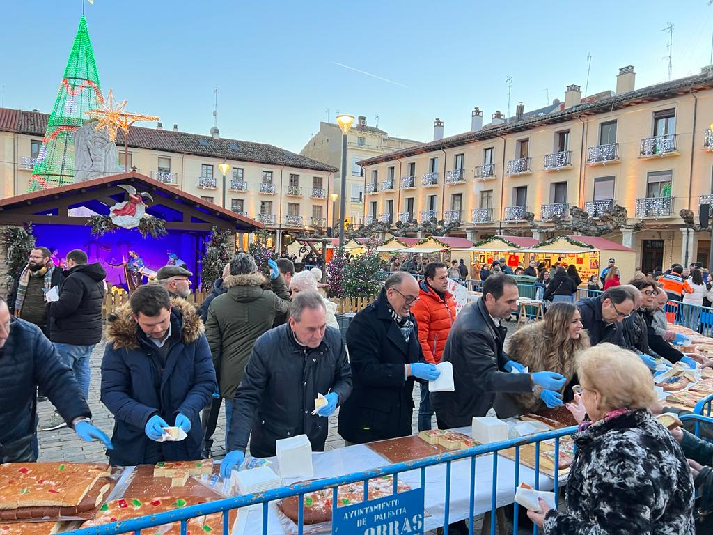 Miembros de la corporación municipal repartiendo las 7.500 raciones de roscón de Reyes en Palencia