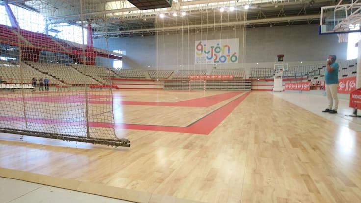 El concejal Jose Ramón Tuero ante la nueva pista del Palacio de los Deportes