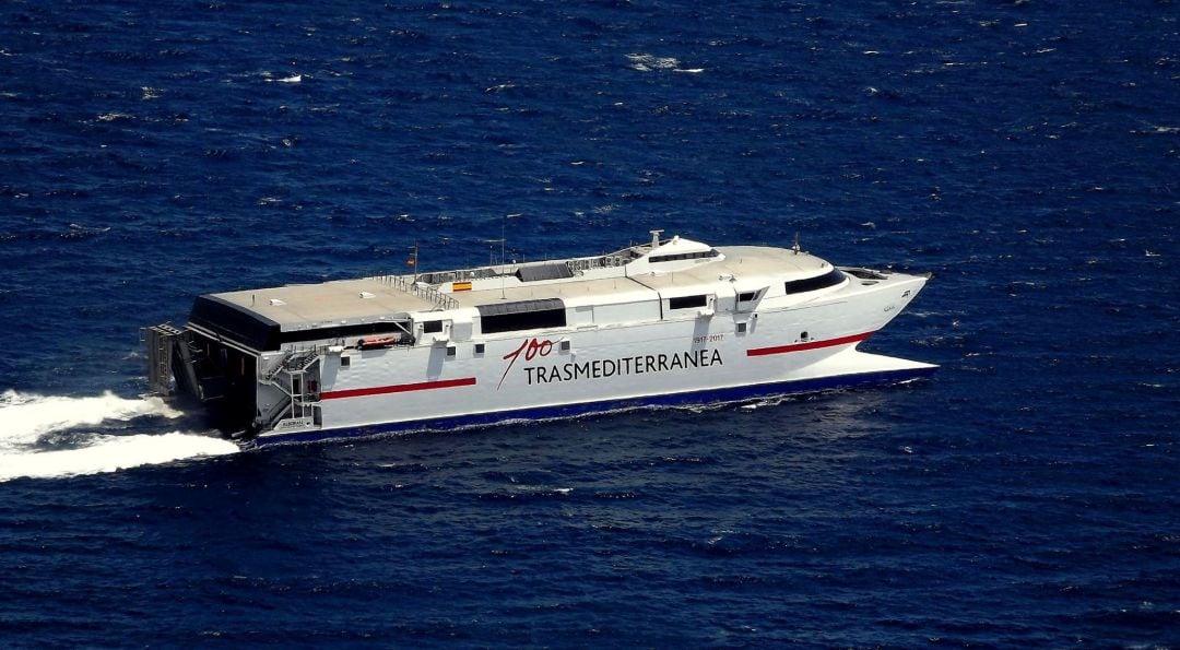 Un catamarán de Trasmediterránea